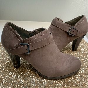 Whitemt booties size 71/2 new